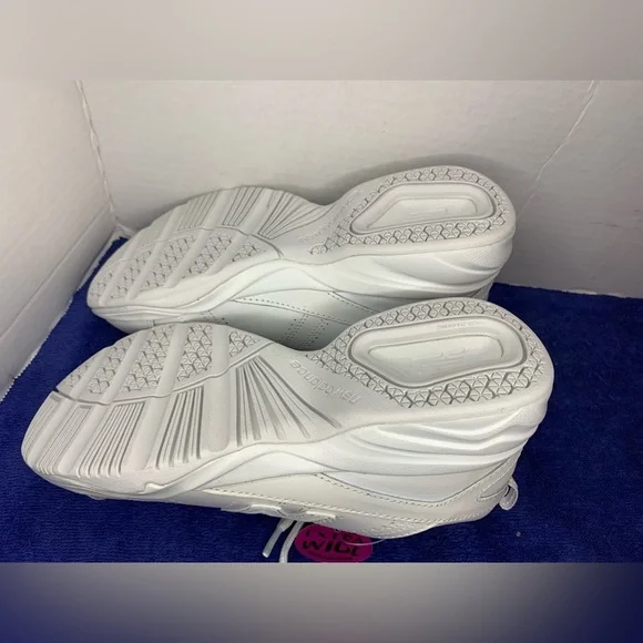 All White Sneakers New Balance Leather Lace School Sneakers Girls Kids Size 3.5 - Picture 5 of 6